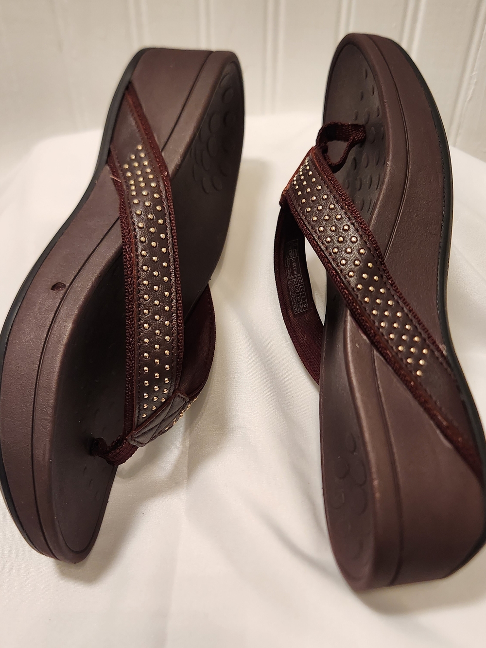 Vionic Burgundy Wedge Heel Sandals Orthopedic Shoes Gold Accent Flip-Flop Size 6 - Picture 5 of 11